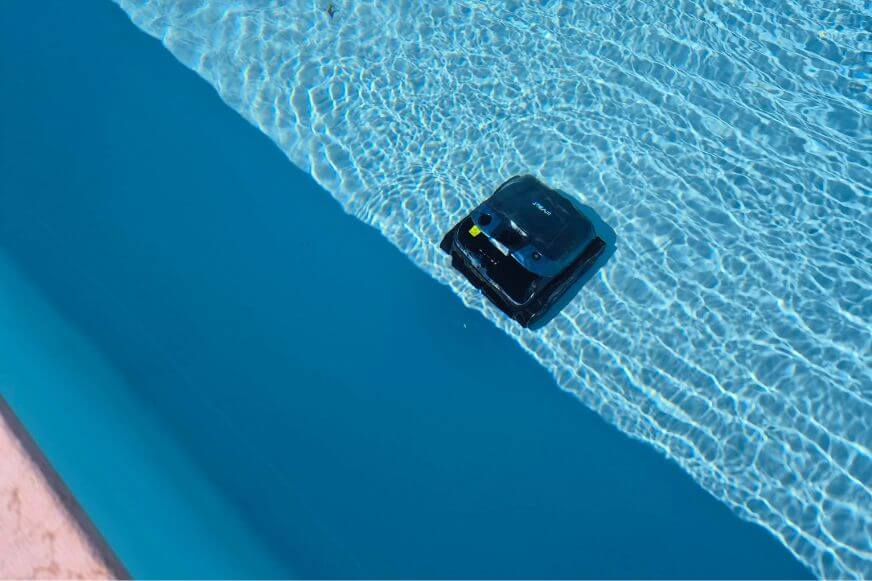 Wybot S3 Poolroboter bei der kabellosen Reinigung im Pool beim Netzwelt First Look Event am Gardasee. Erster Hands-on-Test durch Smart Home Fox.